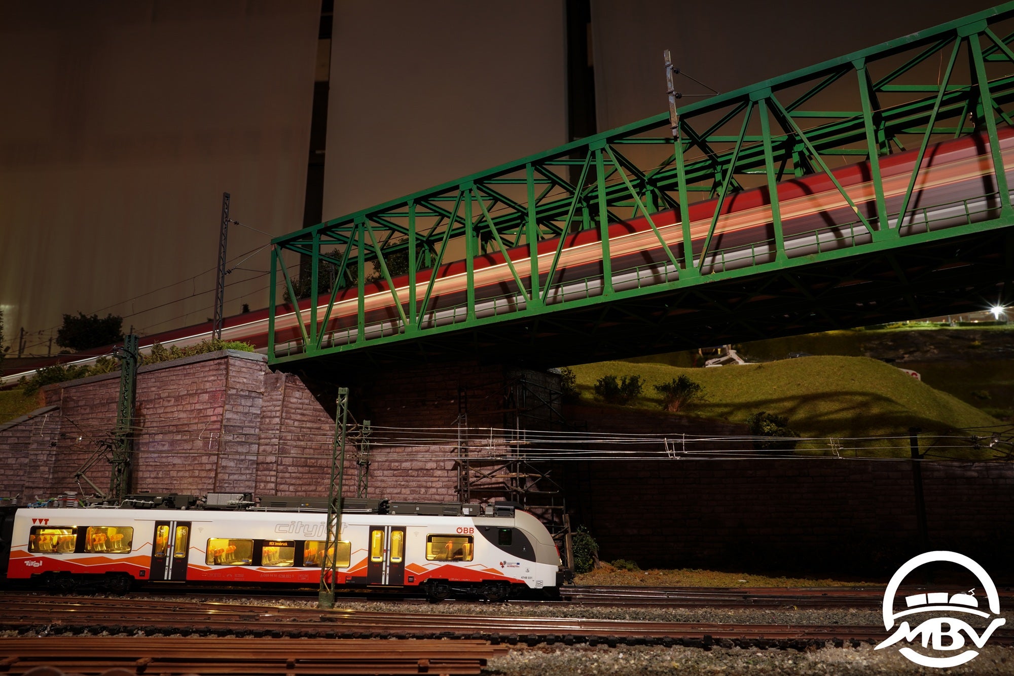 S-Bahn und Railjet im MBV Mexikoplatz Wien