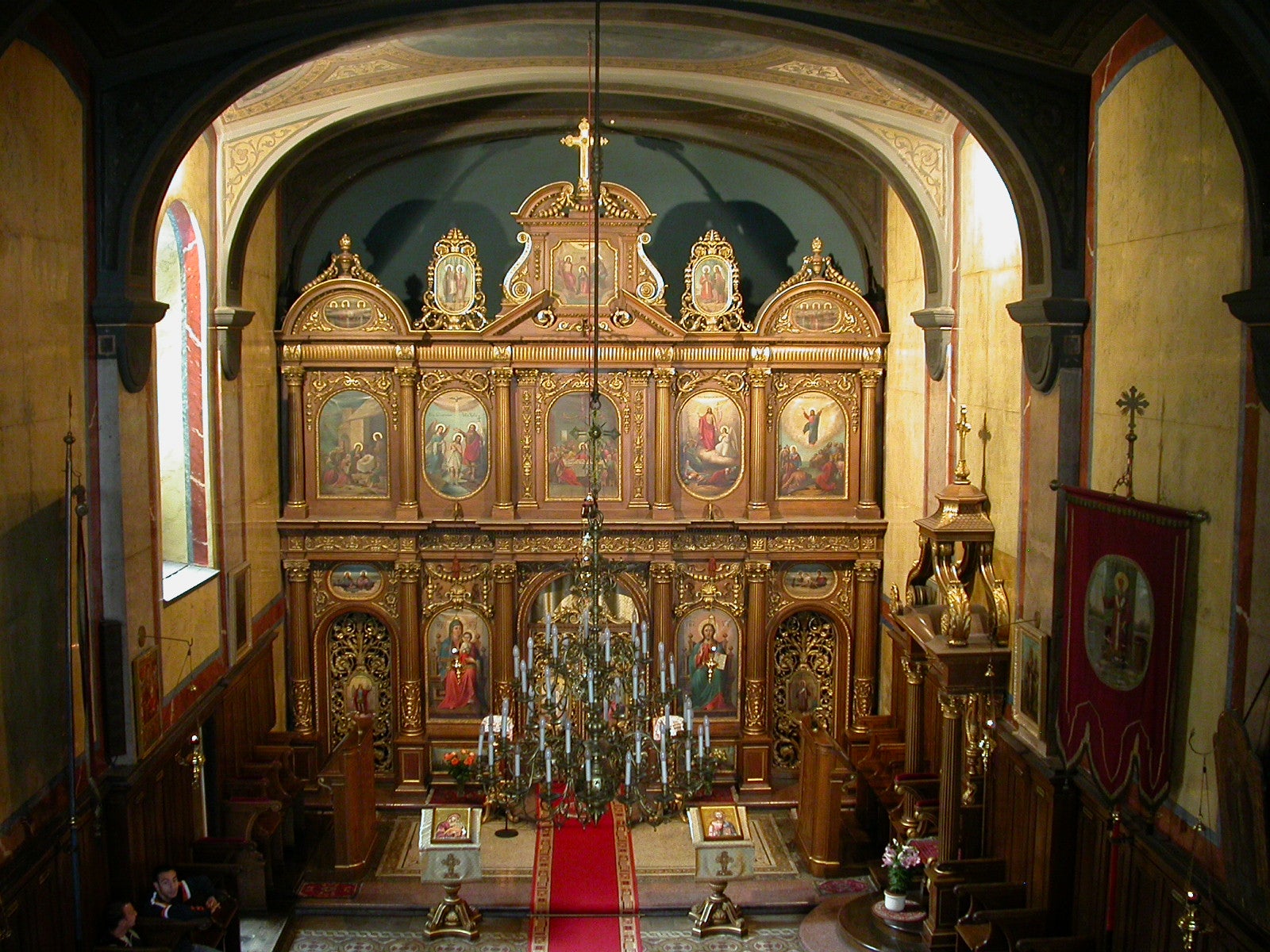 Rundführung durch die Kirche, Gespräche mit den Priestern