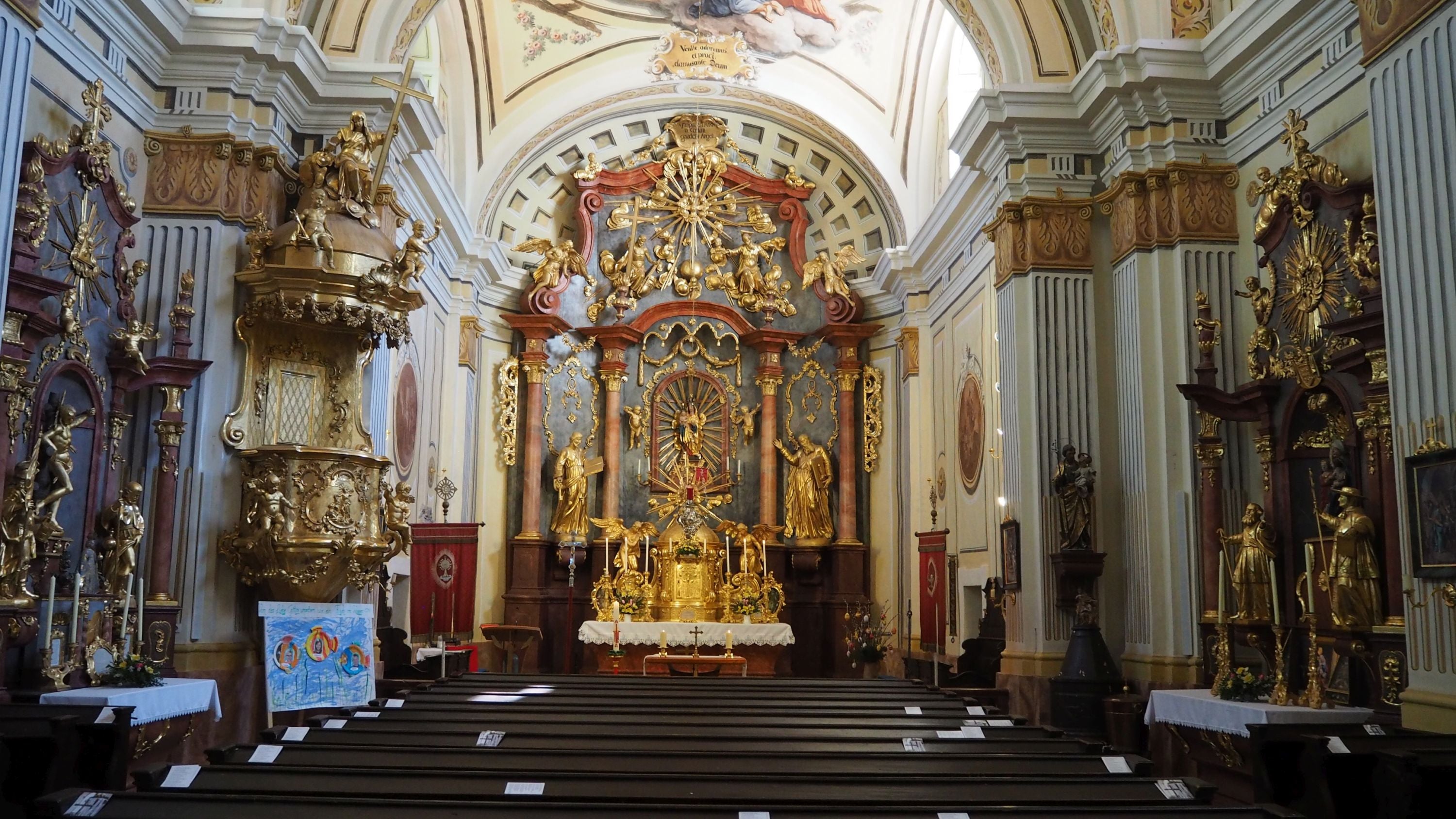 Künstler präsentieren ihre Werke im Kirchenraum