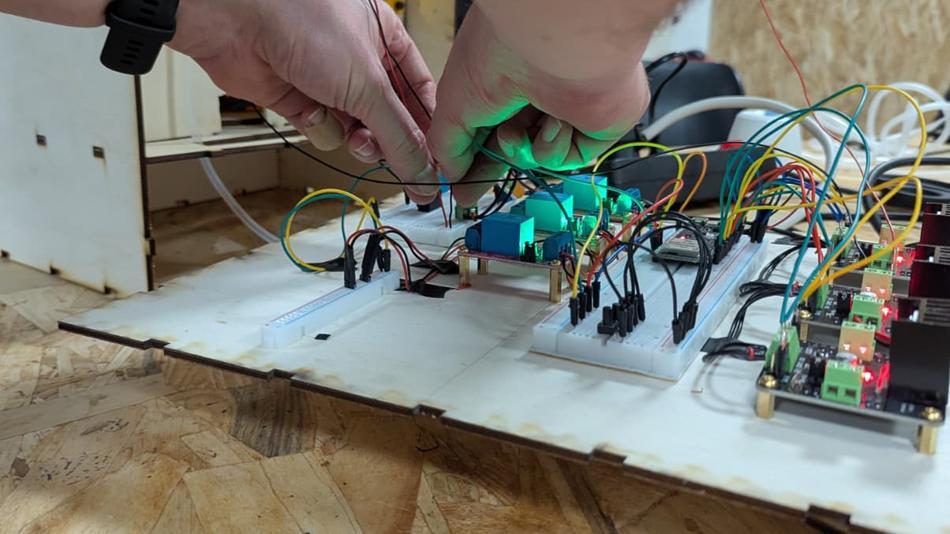 [LNF26] Wie kann ein Hackathon im Makerspace bei der Entwicklung eines DIY-Bioreaktors helfen?