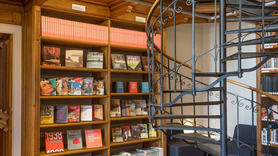 [LNF26] Am Beispiel von Emilie Matajas Roman „Anständige Frauen“: Wie kann man in den Beständen der Wienbibliothek im Rathaus den Biografien von Frauen nachspüren?