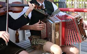 Gourmet cruise with music