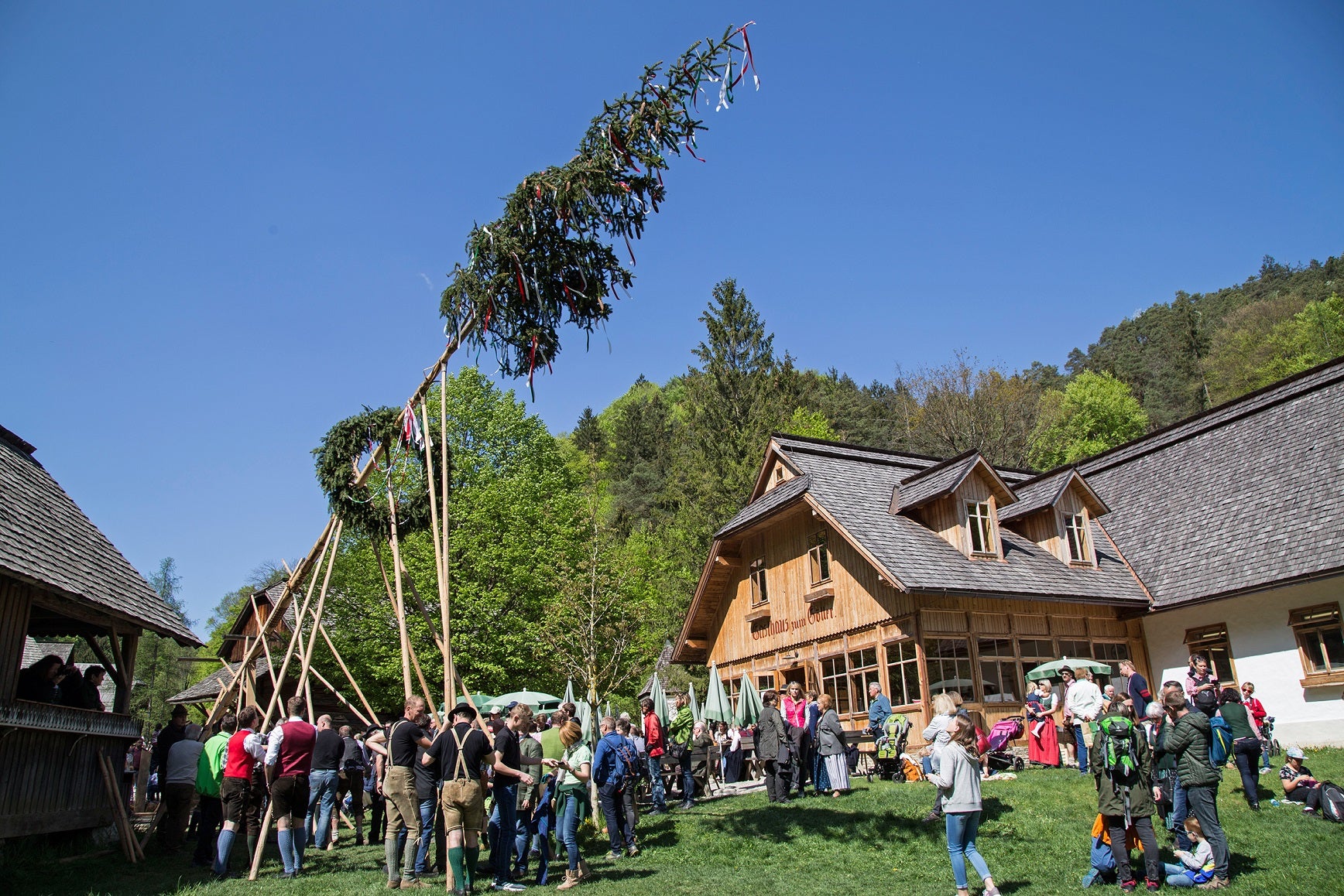 Frühlingsfest mit Maibaumaufstellen