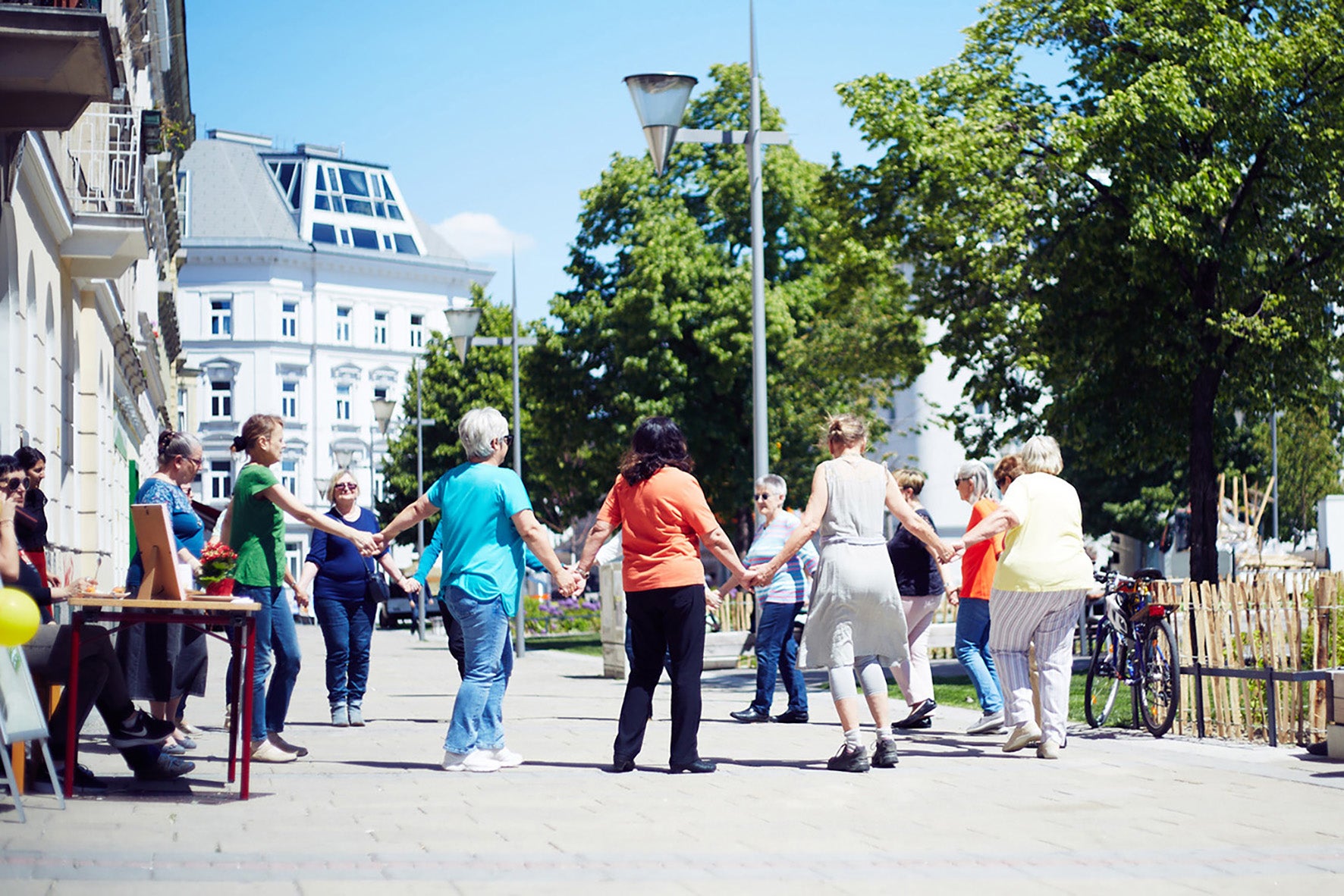 Folklore-Mix – Schwungvolle Tänze im Nachbarschaftszentrum 22