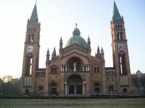 Zusammensein bei Trank und einfachen Speisen vor der Antonskirche