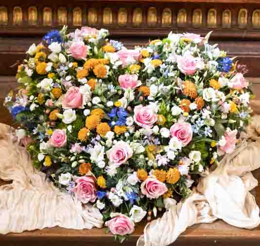 MUT zum Erinnern – Ein Herz aus Blumen