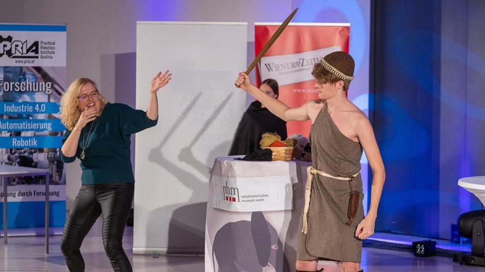 [LNF26] Bühnenprogramm (18:00-18:20): Vortrag von Priv. Doz. Dr. Karina Grömer: "Hallstattzeitliches It-Girl mit Soundeffekt und Social Distancing in der Bronzezeit“