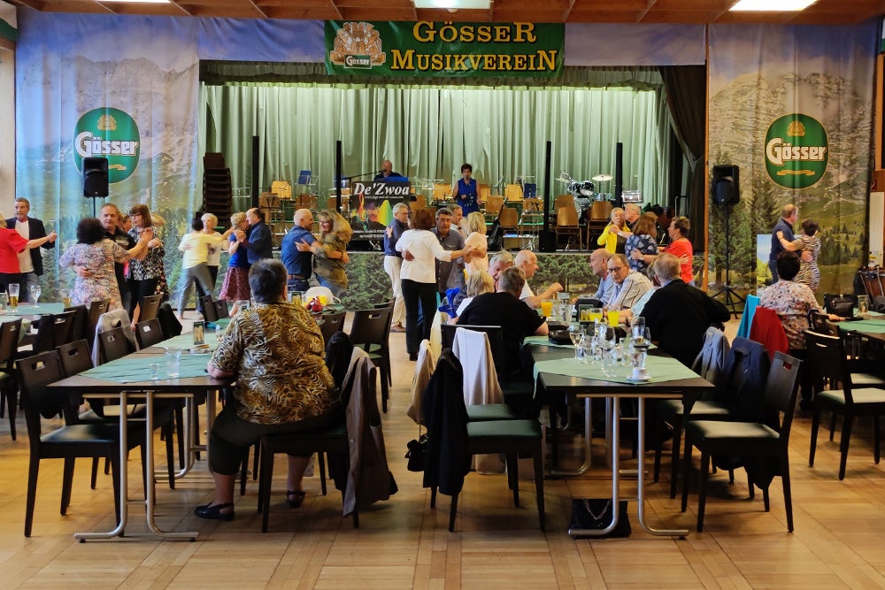 Tanzcafé für Junggebliebene