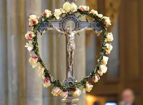 Helga Jarboui betet mit der Gemeinde den Rosenkranz
