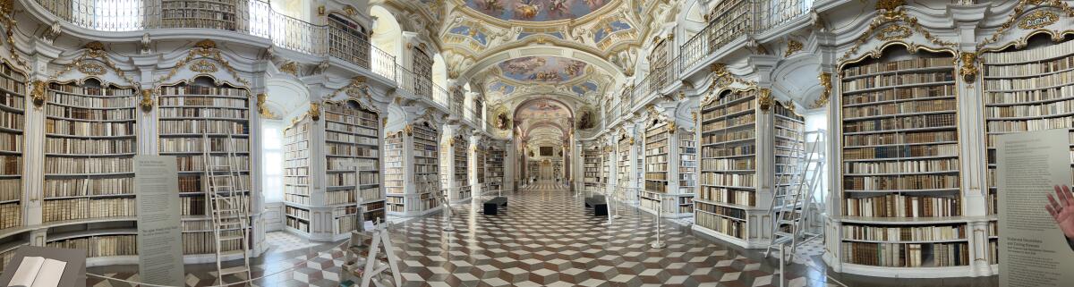 Bibliothek bei Nacht