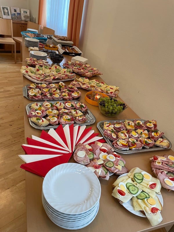 Fragen und Diskussion beim Buffet