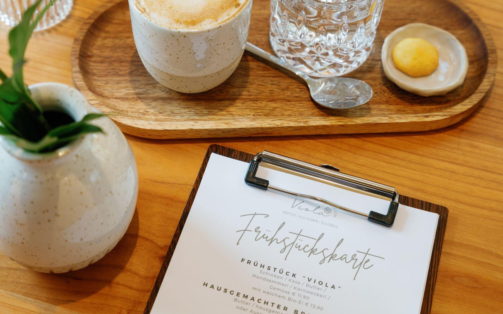 Frühstück im Café Viola im Garten in Bad Aussee