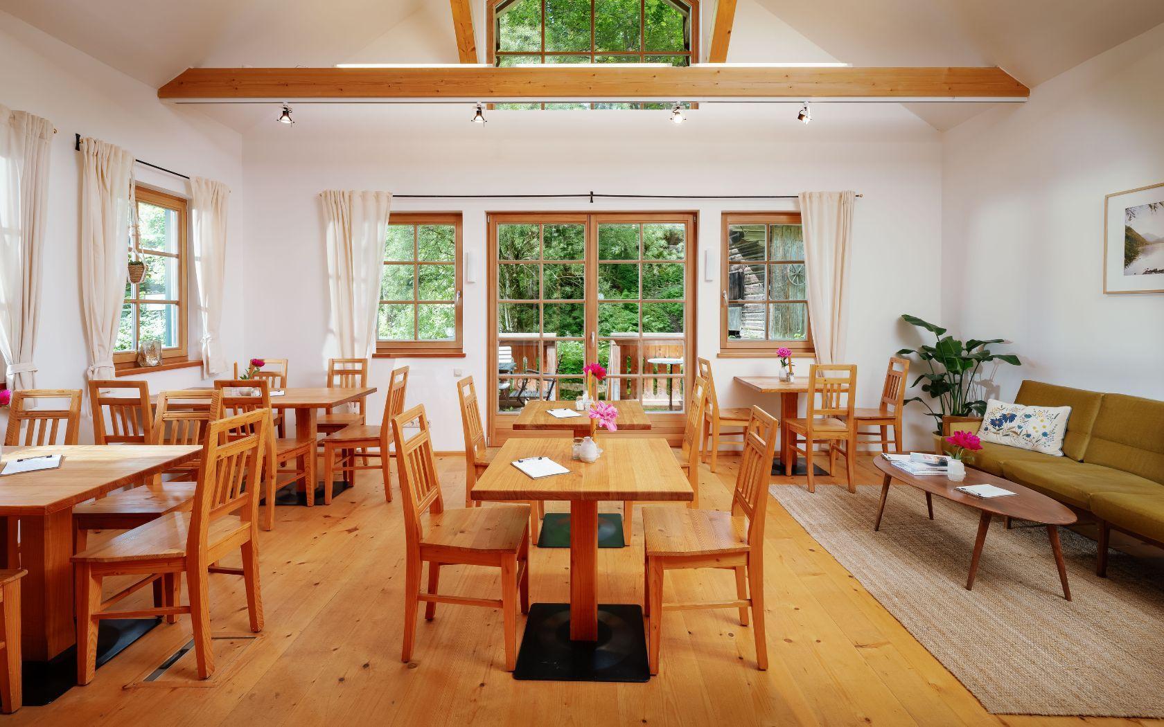 Frühstück im Café Viola im Garten in Bad Aussee