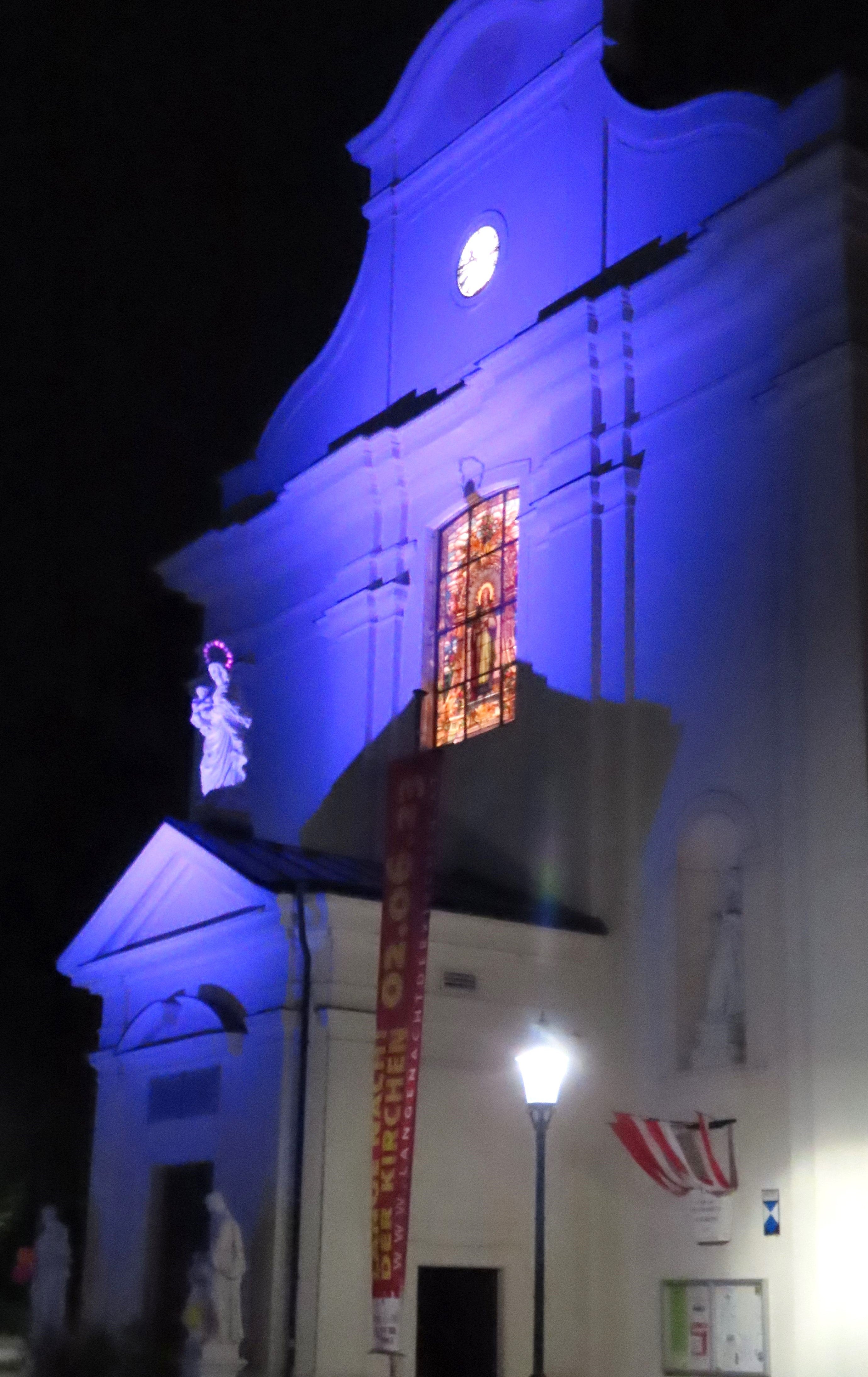 Cocktail-Bar und Karaoke-Singen in der Unterkirche
