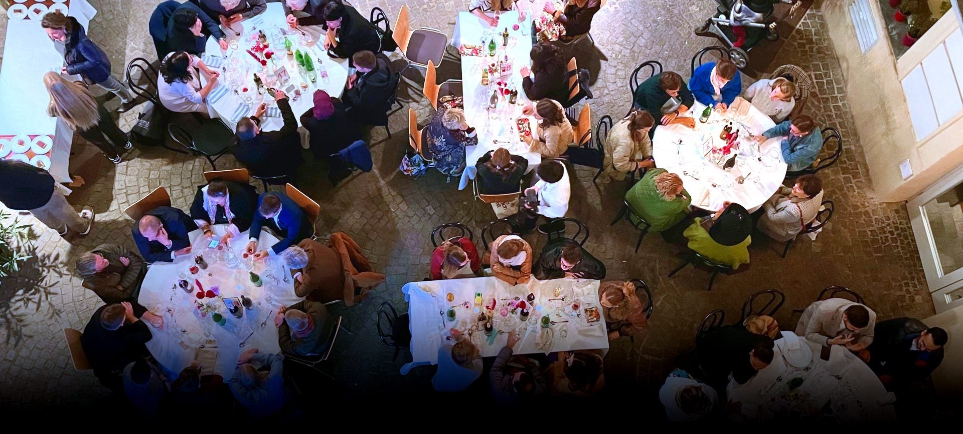 MUTeinander ins Gespräch kommen an runden und eckigen Tischen