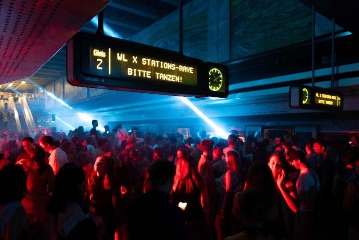 Wiener Linien x Verum Gaudium – Rave in der U3 Volkstheater