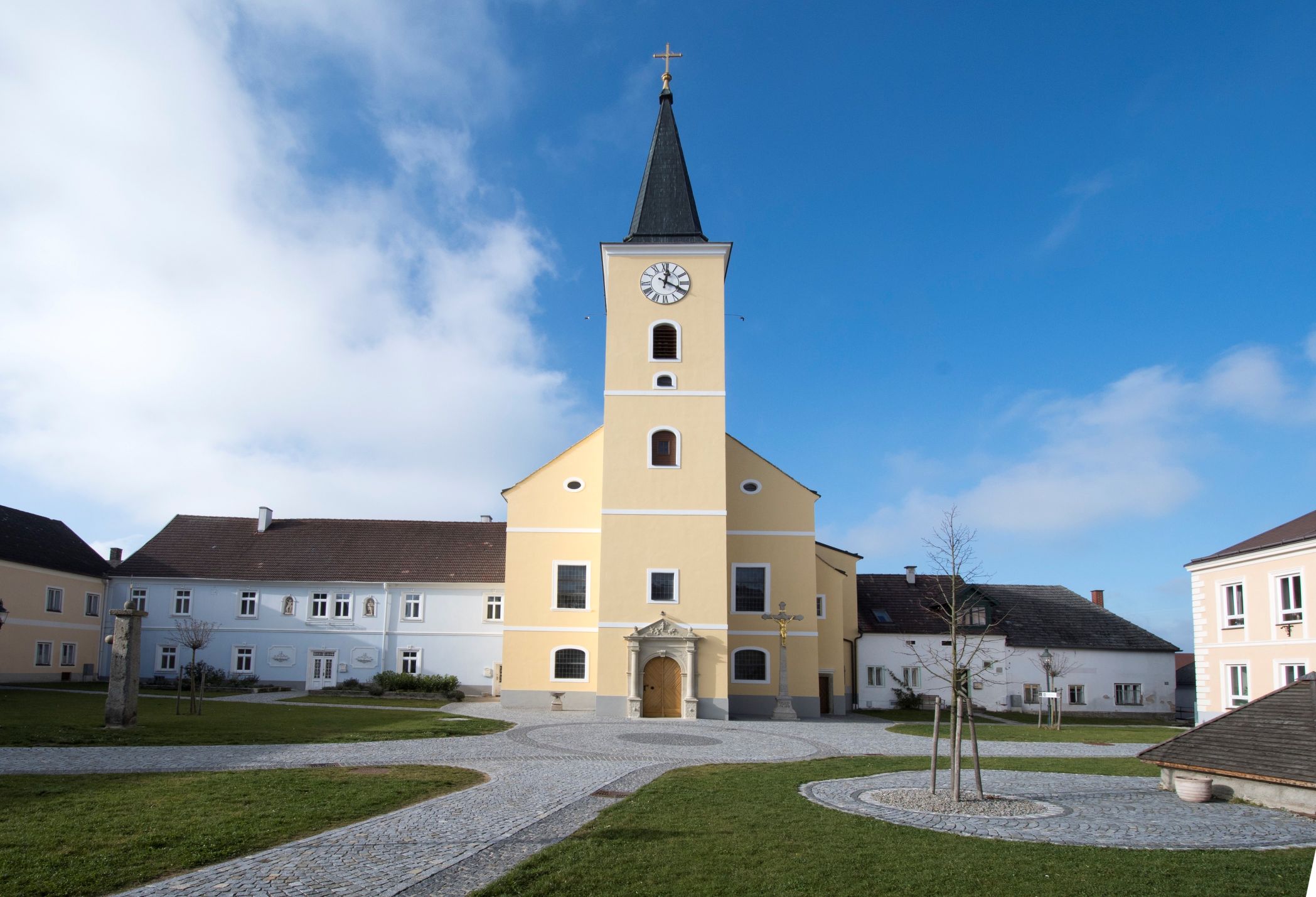 Die Kirche vom Glockenturm bis in die Krypta