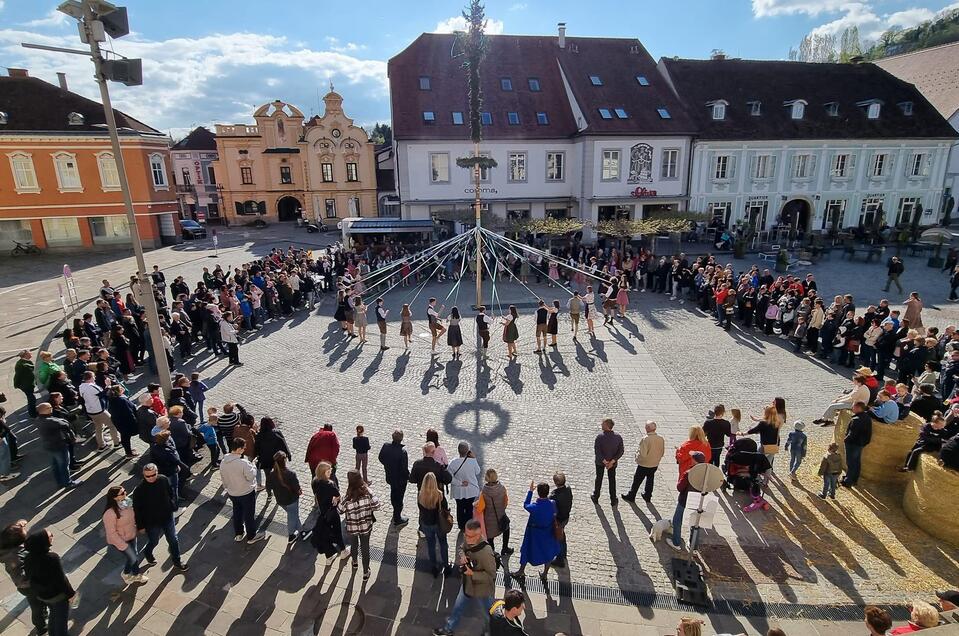 Maibaumstellen am Hartberger Hauptplatz