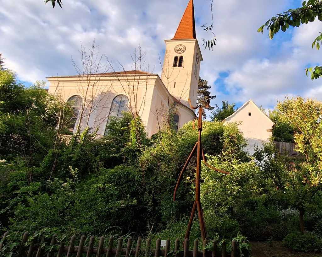 ’Holzskulpturen im Pfarrgarten’