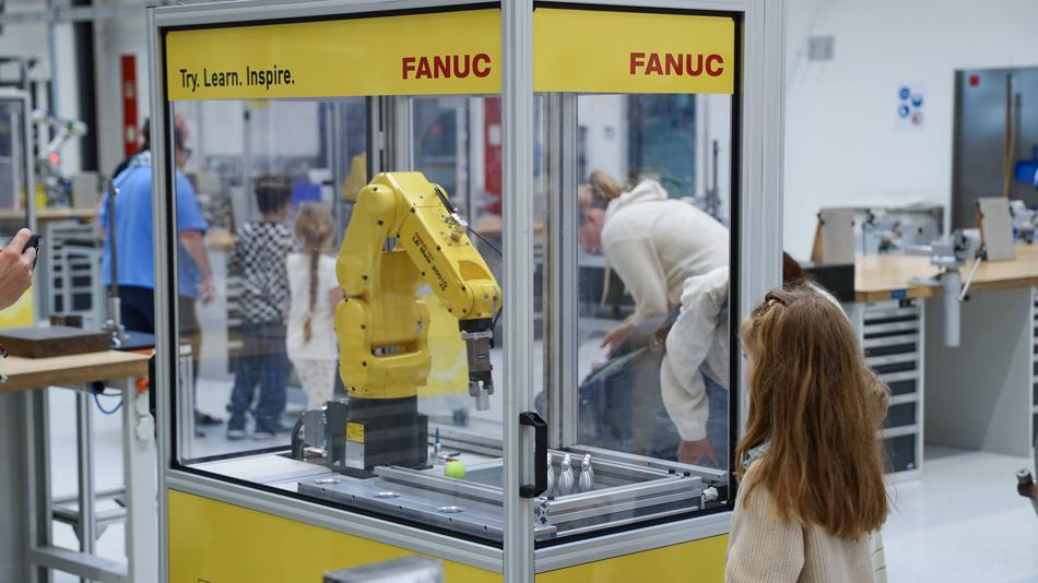 [LNF26] Was macht einen Cobot so sicher, dass er ohne Schutzgitter mit Menschen zusammenarbeiten darf?