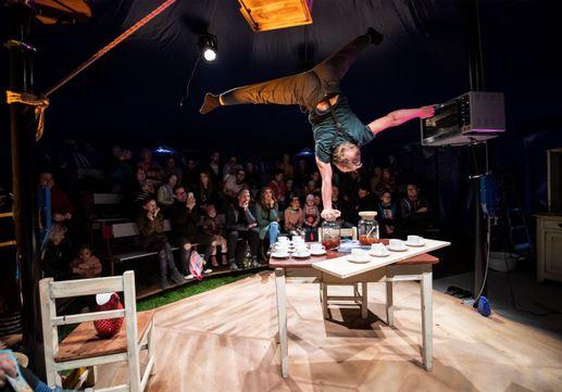 Circustage Kufstein: Teacrobat von Cirko Hopley CZ