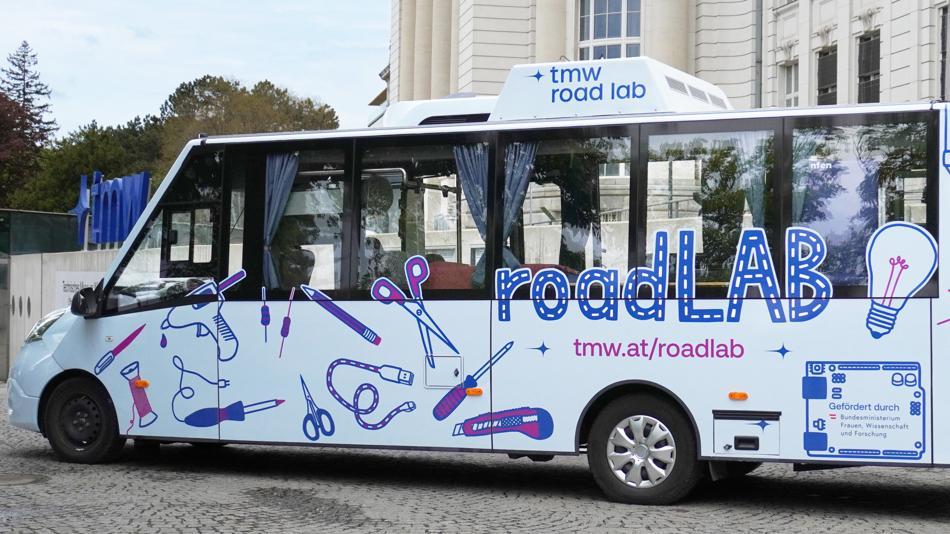 [LNF26] Welche Ideen entwickeln Jugendliche, wenn ihnen ein ganzer E‑Bus voller Hightech zur Verfügung steht?